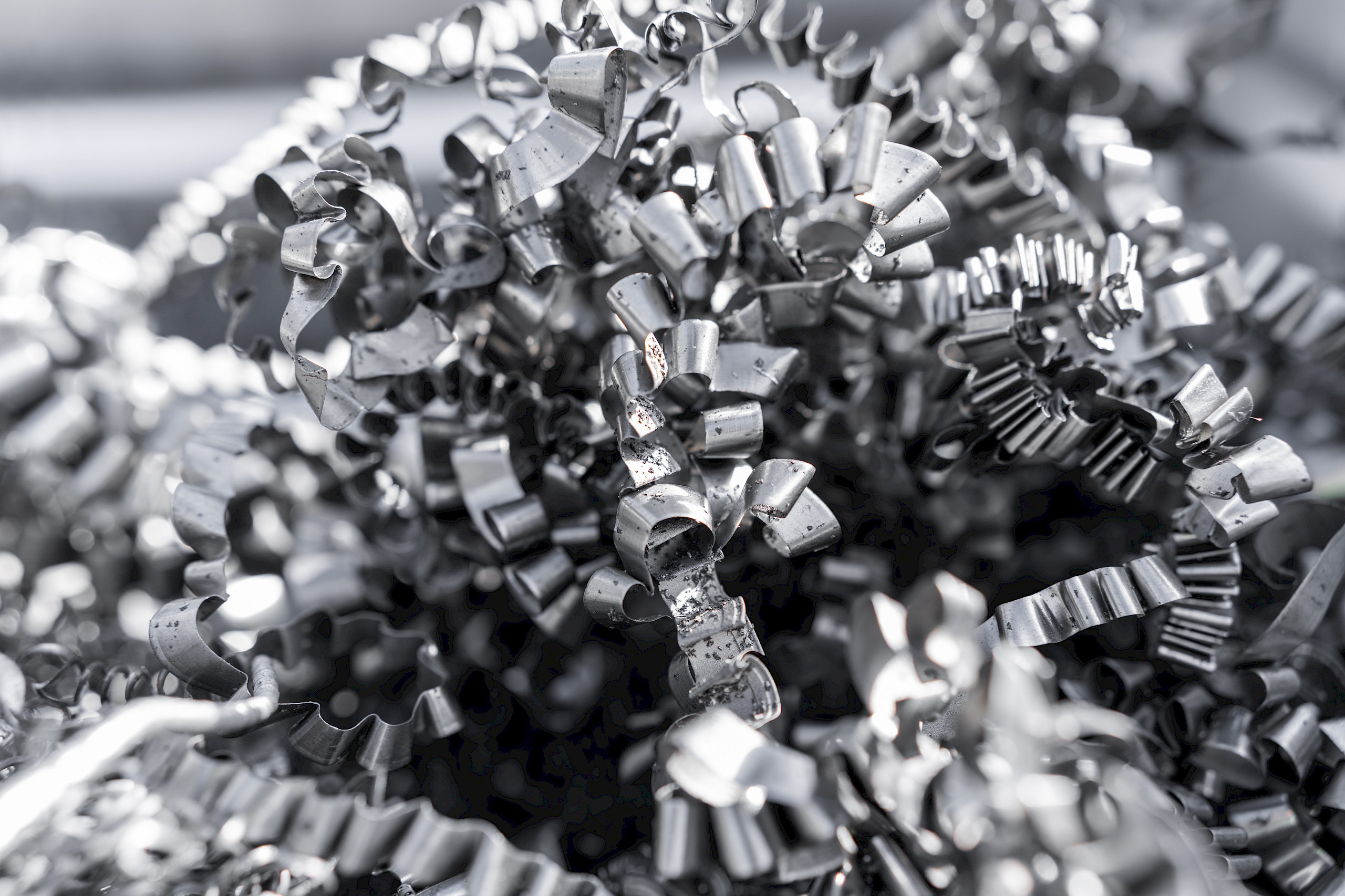 Metallspäne in spiralförmiger Anordnung, silbrig glänzend und in verschiedenen Größen.